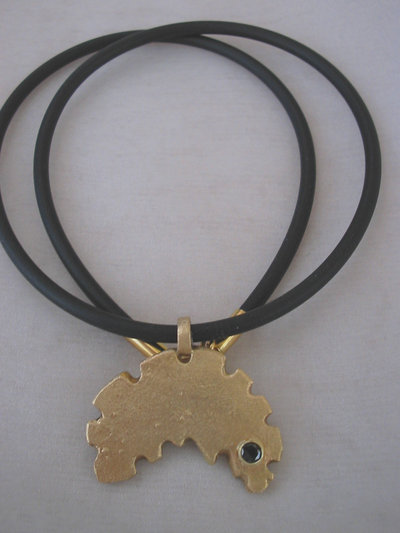 Rubberen ketting met gouden hanger en zwarte diamant.jpg