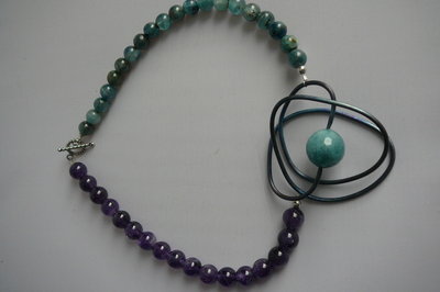 Ketting van amethist, kyaniet, amazoniet, zilver en titanium.jpg