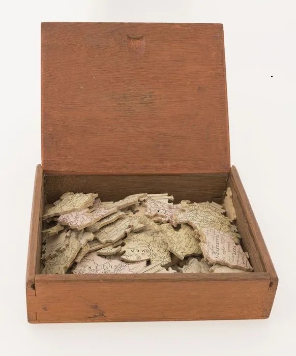 Aardrijkskundepuzzel in kist. Landkaart met Nederland, Belgie, Luxemburg in 1816