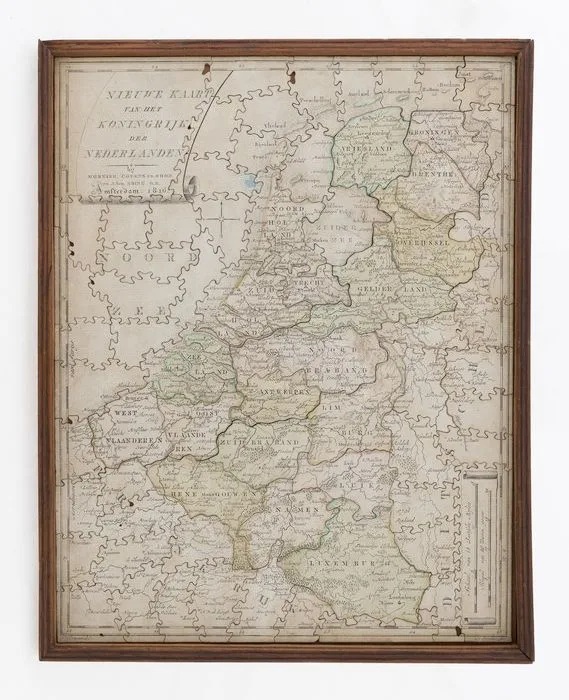 Houten legpuzzel in schuifdoos. Geografische Nieuwe kaart van het koningrijk der Nederlanden. Circa 1830