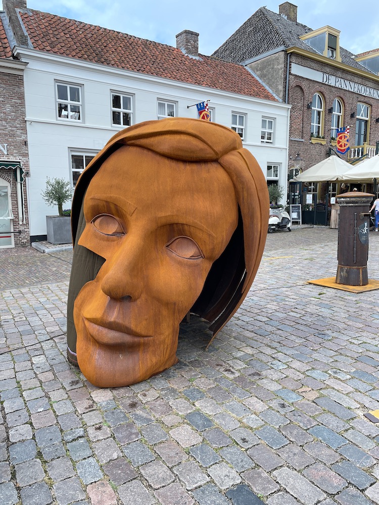 Het hoofd van de moeder van Bart op de Vismarkt in Heusden
