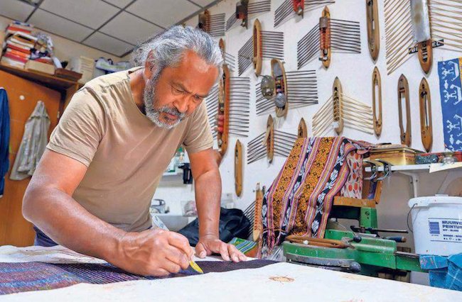 In het werk van Lakalay staan verhalen van zijn voorouders en het eiland Kisar centraal.