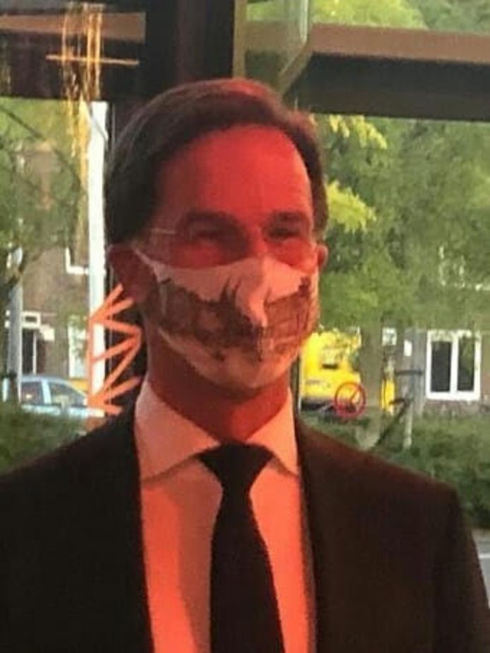 Premier Mark Rutte met een monsmasker van Marion Quaadvliet