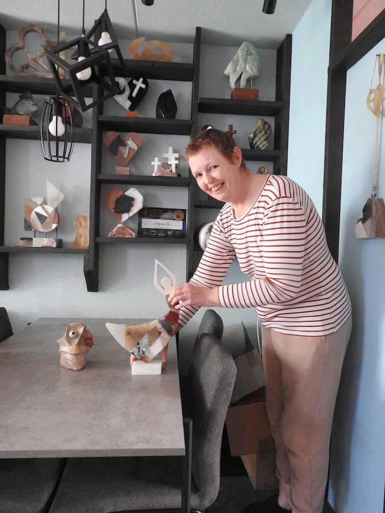 Antje den Os aan het werk