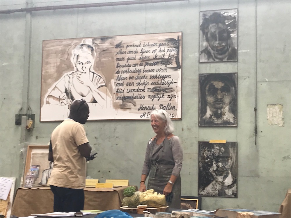 Hanneke Bollen bij haar werk