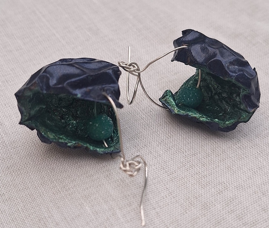 Oorsieraad Passie met kraal - Hetty van Gool