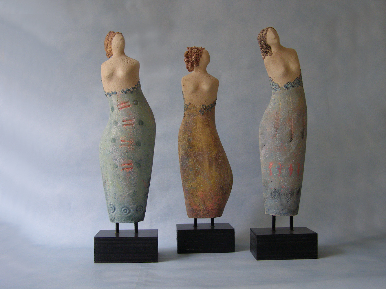 Drie vriendinnen (2018),steengoedklei, gedecoreerd met gekleurde kleislibs en ijzeroxide
 - Lottie de Bruijn