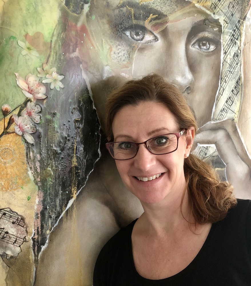 Monique Kroes bij haar werk