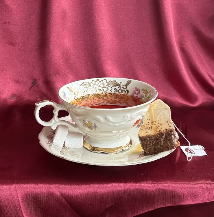 Kopje thee 'met de pink omhoog' - Wil van Gemert